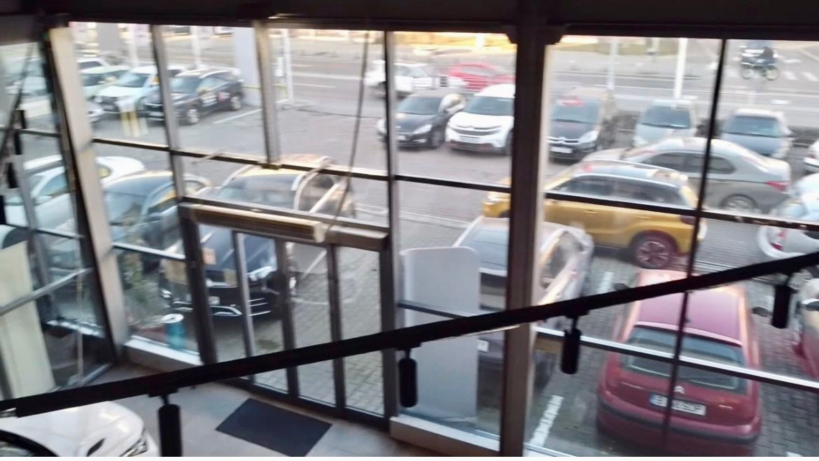 OPORTUNITATE Locatie imobiliara cu doua showroomuri functionale si ultradotate